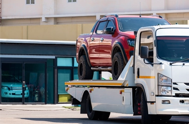 Pick-up truck getting Flatbed Towed